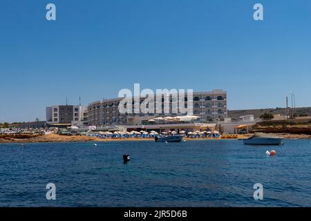 Mellieha, Malte 08-07-2022 vue sur l'hôtel 4 étoiles Paradise Bay Beach Resort vu du ferry à Gozo au terminal de passagers de Cirkewwa Banque D'Images