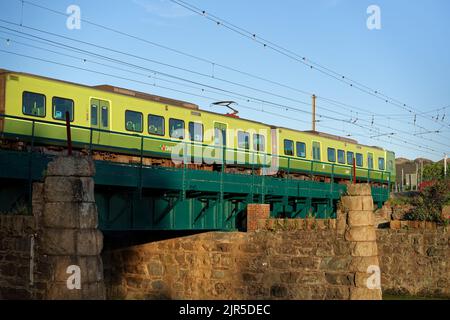 Train de banlieue DART (Dublin Area Rapid Transit) sur l'ancien pont ferroviaire traversant la rivière Dargle à Bray, en Irlande. Jour d'été ensoleillé. Banque D'Images