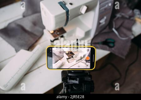 Tournage vidéo du processus de couture, atelier sur la conception de vêtements sur smartphone Banque D'Images