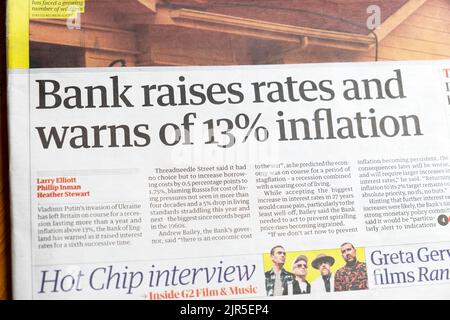 "La Banque augmente ses taux et met en garde contre une inflation de 13%" le journal Guardian tipping le titre de l'article financier 5 août 2022 Londres Angleterre Royaume-Uni Grande-Bretagne Banque D'Images