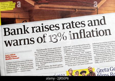 "La Banque augmente ses taux et met en garde contre une inflation de 13%" le journal Guardian tipping le titre de l'article financier 5 août 2022 Londres Angleterre Royaume-Uni Grande-Bretagne Banque D'Images
