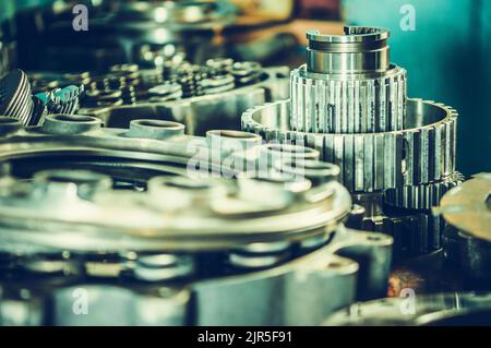 Gros plan sur les pièces de rechange des machines de construction lourde. Thème industriel. Banque D'Images
