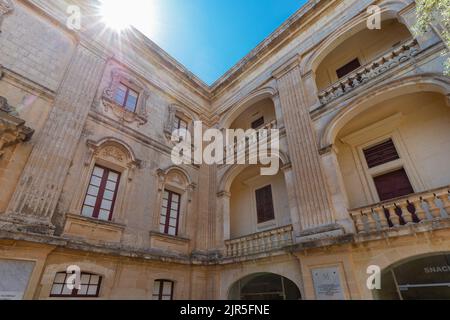 Mdina ou ville silencieuse est une ville médiévale fortifiée enfermée dans des bastions, située sur une grande colline dans le centre de Malte. C'était la vieille capitale Banque D'Images