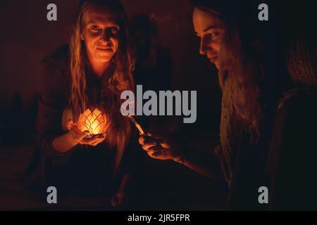 encens dans une main de femme, espace de cérémonie. Banque D'Images