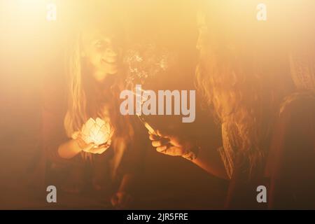 encens dans une main de femme, espace de cérémonie. Banque D'Images