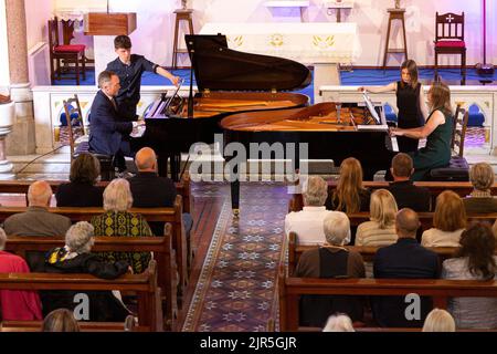 Deux concerts de piano dans une église. Île de Valentia, comté de Kerry, Irlande Banque D'Images