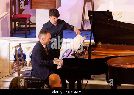 Deux concerts de piano dans une église. Île de Valentia, comté de Kerry, Irlande Banque D'Images