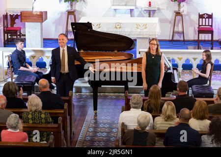 Deux concerts de piano dans une église. Île de Valentia, comté de Kerry, Irlande Banque D'Images