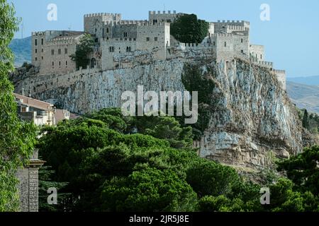 Château médiéval de la vieille ville de Caccamo dans l'ouest de la Sicile, Italie Banque D'Images