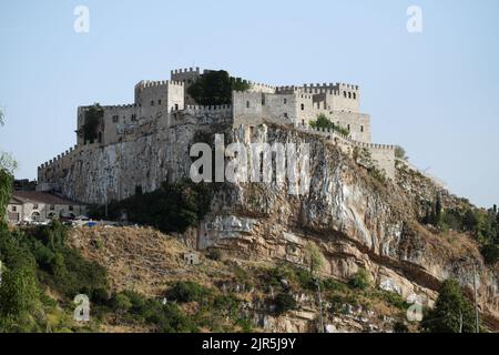 Château médiéval de la vieille ville de Caccamo dans l'ouest de la Sicile, Italie Banque D'Images