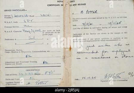 Le carnet de service de la RAF de Mme Margaret 'Peggy' Terry, âgée de 99 ans, qui a reçu cinq shillings d'argent en temps de guerre par William Anderson, spécialiste de l'air, classe 1, à Gwernllwyn Care Home, Gorslas, pays de Galles, comme un geste d'appréciation pour son service lorsque, au cours d'une récente conversation, Elle a mentionné en plaisantant à AS1 Anderson qu'elle devait encore cinq shillings après avoir quitté la RAF, en 1945. Date de la photo: Lundi 22 août 2022. Banque D'Images