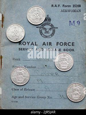 Cinq shillings d'argent en temps de guerre de 1941 à 1945, qui ont été présentés à Mme Margaret 'Peggy' Terry, vétéran de la WAAF, âgée de 99 ans, par William Anderson, spécialiste de l'air, classe 1, à Gwernllwyn Care Home, Gorslas, pays de Galles, comme un geste d'appréciation pour son service lorsque, au cours d'une récente conversation, Elle a mentionné en plaisantant à AS1 Anderson qu'elle devait encore cinq shillings après avoir quitté la RAF, en 1945. Date de la photo: Lundi 22 août 2022. Banque D'Images