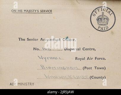 Le carnet de service de la RAF de Mme Margaret 'Peggy' Terry, âgée de 99 ans, qui a reçu cinq shillings d'argent en temps de guerre par William Anderson, spécialiste de l'air, classe 1, à Gwernllwyn Care Home, Gorslas, pays de Galles, comme un geste d'appréciation pour son service lorsque, au cours d'une récente conversation, Elle a mentionné en plaisantant à AS1 Anderson qu'elle devait encore cinq shillings après avoir quitté la RAF, en 1945. Date de la photo: Lundi 22 août 2022. Banque D'Images