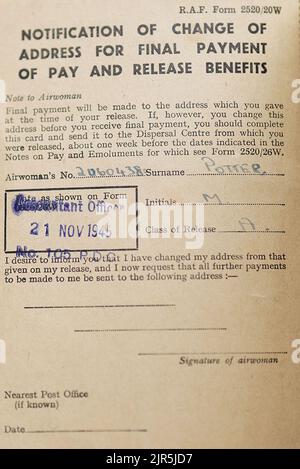 Le carnet de service de la RAF de Mme Margaret 'Peggy' Terry, âgée de 99 ans, qui a reçu cinq shillings d'argent en temps de guerre par William Anderson, spécialiste de l'air, classe 1, à Gwernllwyn Care Home, Gorslas, pays de Galles, comme un geste d'appréciation pour son service lorsque, au cours d'une récente conversation, Elle a mentionné en plaisantant à AS1 Anderson qu'elle devait encore cinq shillings après avoir quitté la RAF, en 1945. Date de la photo: Lundi 22 août 2022. Banque D'Images