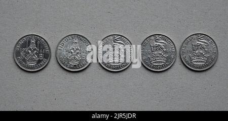 Cinq shillings d'argent en temps de guerre de 1941 à 1945, qui ont été présentés à Mme Margaret 'Peggy' Terry, vétéran de la WAAF, âgée de 99 ans, par William Anderson, spécialiste de l'air, classe 1, à Gwernllwyn Care Home, Gorslas, pays de Galles, comme un geste d'appréciation pour son service lorsque, au cours d'une récente conversation, Elle a mentionné en plaisantant à AS1 Anderson qu'elle devait encore cinq shillings après avoir quitté la RAF, en 1945. Date de la photo: Lundi 22 août 2022. Banque D'Images