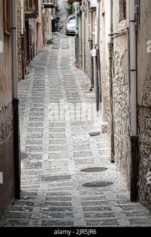 Vieille rue de la vieille ville de Caccamo dans l'ouest de la Sicile, Italie (1) Banque D'Images