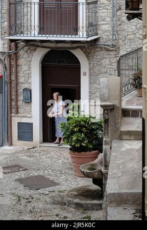 Vieille rue de la vieille ville de Caccamo dans l'ouest de la Sicile, Italie (2) Banque D'Images