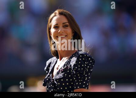 Photo du dossier datée du 10/07/22 de la duchesse de Cambridge sur le terrain central de Wimbledon, comme le duc et la duchesse de Cambridge auront tiré sur leurs propres expériences d'éducation en choisissant Lambrook comme prochaine école pour leurs trois enfants. Banque D'Images