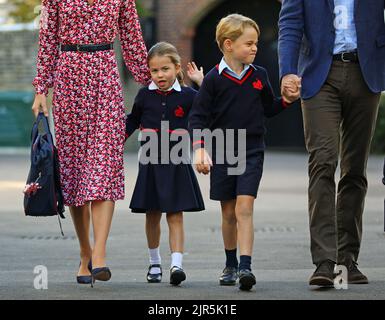 Photo du dossier datée du 05/09/19 de la princesse Charlotte, agitant à son arrivée à l'école, avec son frère le prince George et ses parents le duc et la duchesse de Cambridge, à Thomas's Battersea à Londres, Comme le duc et la duchesse de Cambridge auront tiré sur leurs propres expériences d'éducation en choisissant Lambrook comme la prochaine école pour leurs trois enfants. Banque D'Images