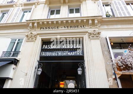 Entrée à la galerie marchande couverte, passage Verdeau, construit en 1847, dans le 9th arrondissement de Paris, France. Banque D'Images