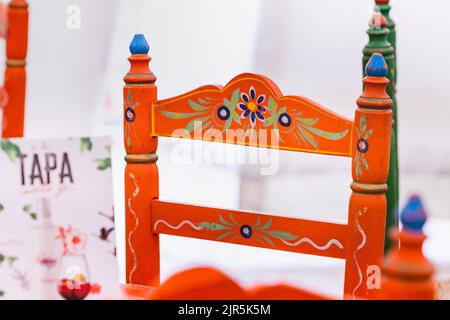 Détail de la chaise à l'intérieur d'un stand à la Foire d'avril à Séville (Espagne). Banque D'Images