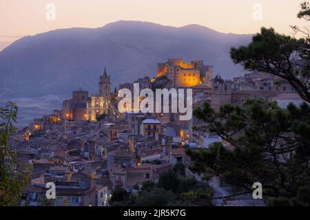 église et château du village médiéval de Caccamo au crépuscule dans l'ouest de la Sicile, Italie Banque D'Images