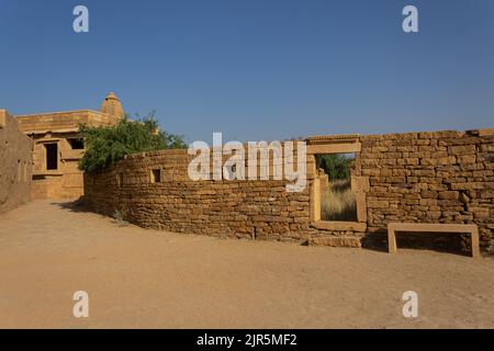 Kuldhara est un village abandonné dans le district de Jaisalmer du Rajasthan, en Inde. Établi autour du 13th siècle, il était autrefois un village prospère. Banque D'Images