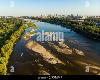 Faible niveau d'eau dans la rivière Vistule, effet de la sécheresse vu du point de vue de l'oiseau. Ville de Varsovie à une distance. Banque D'Images