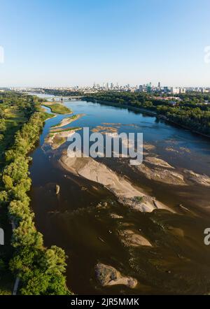 Faible niveau d'eau dans la rivière Vistule, effet de la sécheresse vu du point de vue de l'oiseau. Ville de Varsovie à une distance. Banque D'Images