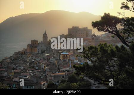 église et château du village médiéval de Caccamo au coucher du soleil dans l'ouest de la Sicile, Italie Banque D'Images