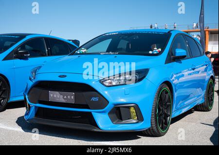 Un Ford Focus RS3 bleu stationné sur le côté d'une route Banque D'Images