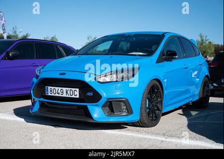 Un Ford Focus RS3 bleu stationné sur le côté d'une route Banque D'Images