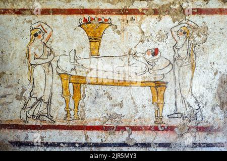 Fresque représentant une mise en place d'une femme décédée sur le canapé funéraire (prothèse) Andriuolo, Tombeau 53 - dalle du Nord (350-330 av. J.-C.) - zone archéologique de ​​Paestum - Salerno, Italie Banque D'Images