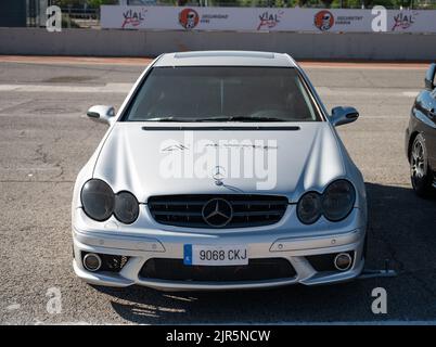 Une Mercedes Benz CLK C209 argent voiture de sport de luxe garée à une exposition Banque D'Images