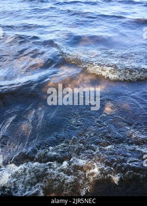 Gros plan sur les vagues bleues d'éclaboussures d'eau. Banque D'Images