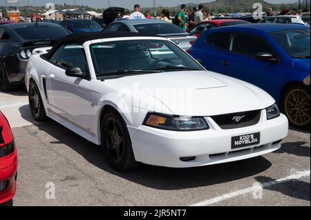 Un cabriolet Ford Mustang GT blanc propre stationné dans une rue Banque D'Images