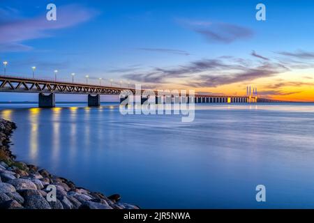 Le pont d'Oresund entre le Danemark et la Suède au crépuscule Banque D'Images