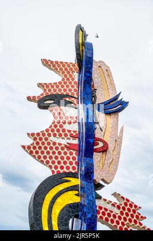 Sculpture nommée la Cara de Barcelona ou la tête de Barcelone par l'artiste Roy Lichtenstein. Le morceau d'art est situé dans le quartier de bord de mer Banque D'Images