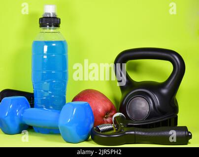 Une poignée et divers accessoires pour l'entraînement physique sur fond vert Banque D'Images