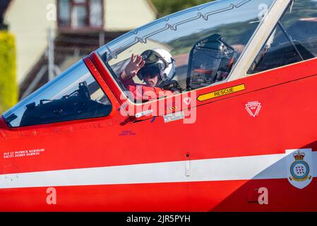 RAF Red Arrows l'avion à réaction BAe Hawk à l'aéroport Southend de Londres tout en l'utilisant comme base pour exposer à Eastbourne Airshow. Chef d'équipe, Tom Gould, Red 1 Banque D'Images