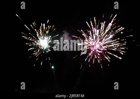 Parga Grèce, foule de touristes profitant de feux d'artifice spectacle sur le ciel nocturne à la célébration du 15 août 2022 dans la ville de parga en grèce, épire Banque D'Images