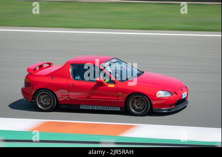 Une Honda CR-X Del sol rouge japonaise se disputera sur une piste de compétition Banque D'Images