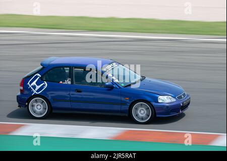 Une Honda Civic EK classique japonaise bleue voiture de sport de sixième génération en bleu sur le circuit Banque D'Images