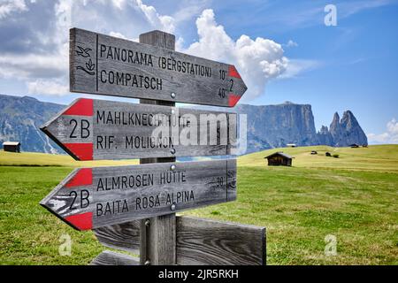 Panneau en bois sur la route 2 sur l'Alpe di Siusi, Seiser Alm, de Comatsch aux refuges de montagne Banque D'Images