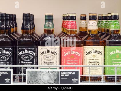 Sélection de bouteilles de whisky Jack Daniels sur la tablette du magasin d'alcool Banque D'Images
