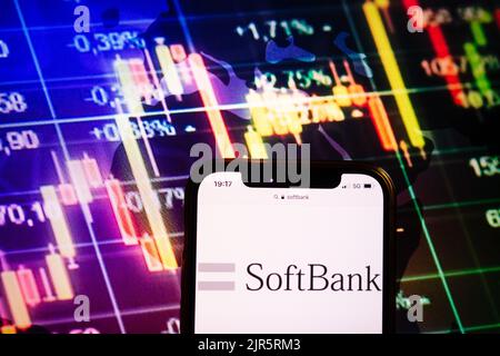 KONSKIE, POLOGNE - 10 août 2022: Smartphone affichant le logo de la société SoftBank sur fond de diagramme boursier Banque D'Images