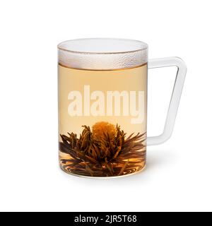 Tasse en verre avec une fleur de thé Jasmine artisanale traditionnelle séchée à l'asiatique et un thé isolé sur fond blanc Banque D'Images