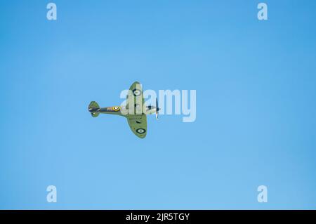 Un avion de chasse Spitfire datant de WW2 ans, portant le numéro P7350 du vol commémoratif de la bataille d'Angleterre, vole au large de la côte, au salon de l'aéronautique d'Eastbourne. C'est le cas Banque D'Images