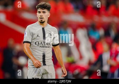 LILLE, FRANCE - AOÛT 21 : Vitinha de Paris Saint-Germain regarde pendant le match Uber Eats de la Ligue 1 entre l'OSC de Lille et Paris Saint-Germain au Stade Pierre-Mauroy sur 21 août 2022 à Lille, France (photo de Joris Verwijst/Orange Pictures) Banque D'Images