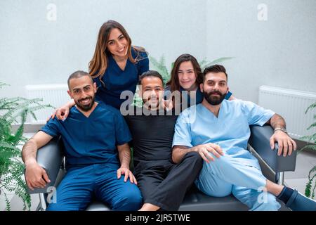 Un groupe d'étudiants dans le hall de l'université de médecine. Une équipe de médecins chirurgicaux stagiaires dans le couloir de l'hôpital de formation Banque D'Images